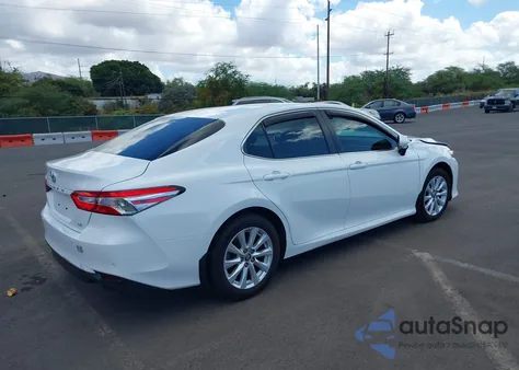 2018 Toyota Camry Le z USA, uszkodzony, nr VIN 4T1B11HK5JU015844